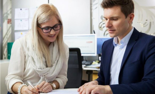 Gespräch zwischen einer Beamtin und eines Beamten der Finanzverwaltung